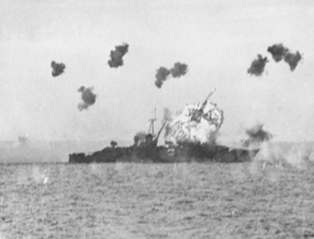 El USS Louisville alcanzado por un kamikaze durante la batalla del Golfo de Lingayen, Filipinas, enero de 1945