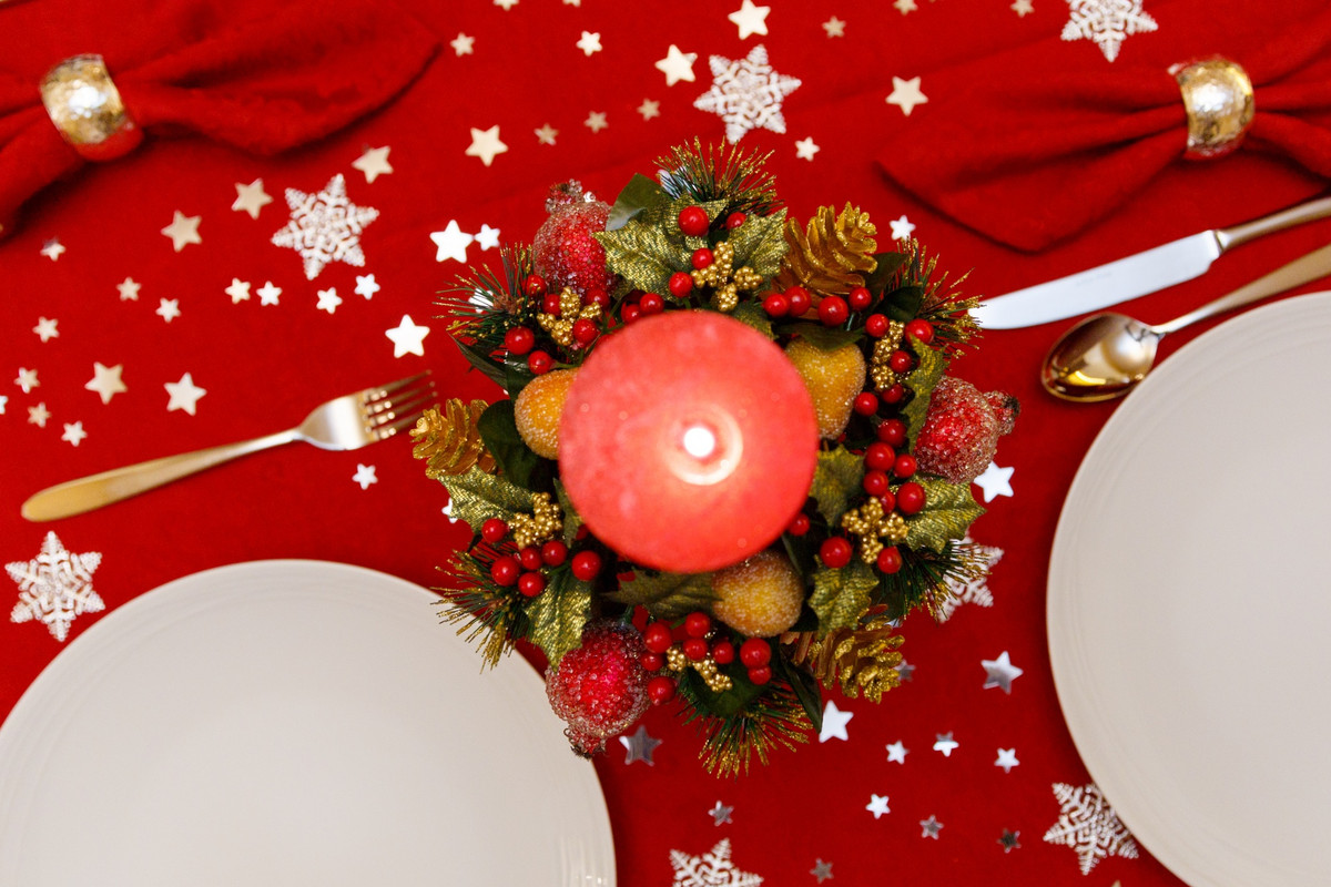 Mix snowflake and star confetti for a sparkling silvery contrast to your bold colored table cloths