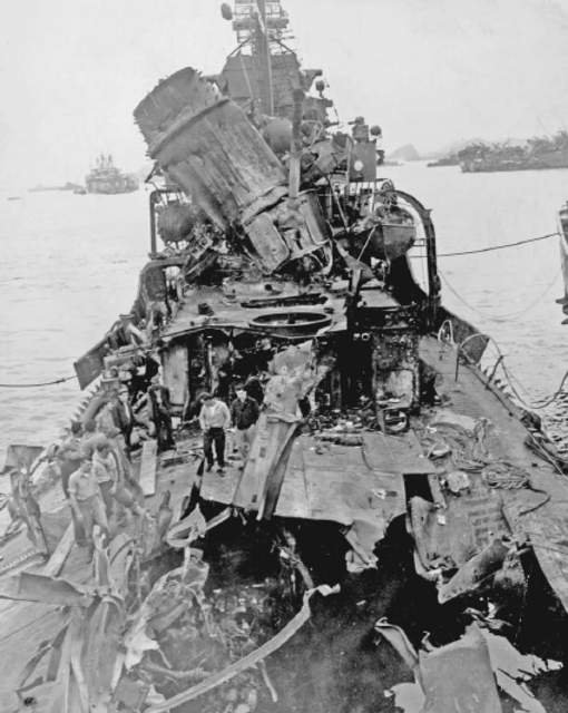 El destructor USS Newcomb después del ataque de un kamikaze en las costas de Okinawa. 6 de abril de 1945