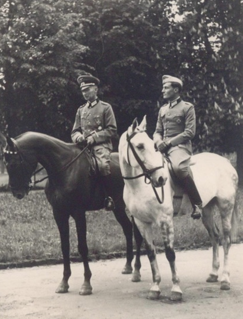Roland, derecha junto a su padre, Hubert, montando a caballo durante un permiso