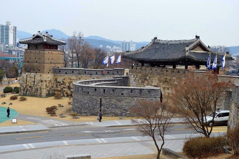 Mochileros en Corea del Sur - Blogs de Corea Sur - Suwón puerta de Paldalmun, fortaleza, Palacio Hwaseong Haenggun y metro a Seúl (7)