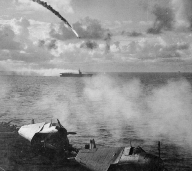 Un avión kamikaze tocado por el fuego antiaéreo se lanza en picado sobre el portaaviones de escolta Kitkum Bay. Batalla de Leyte, octubre de 1944