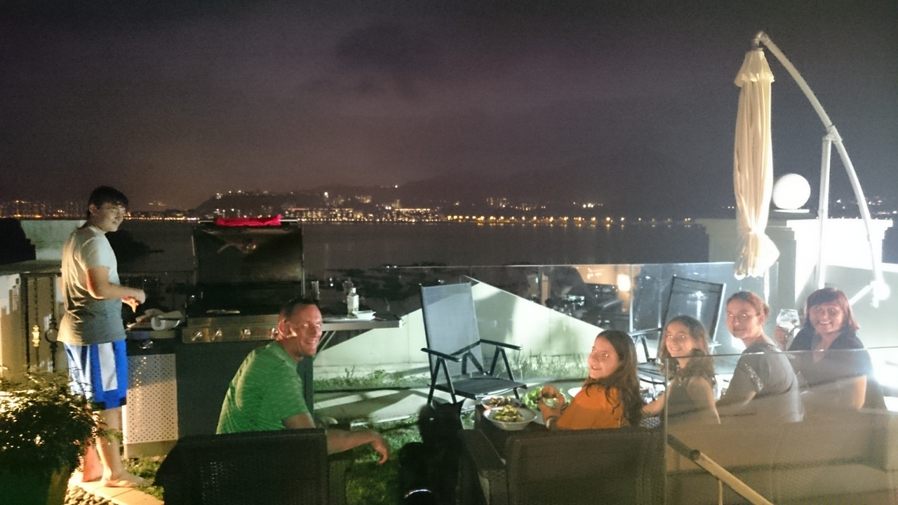 Semana Santa en Hong Kong (2017) - Blogs de China - 15-ABR BOUNCEinc, Tai Po Market, piscina y barbacoa nocturna (9)