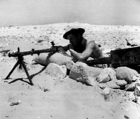 Soldado australiano con una ametralladora alemana MG-34 capturada en la línea de El Alamein. Agosto de 1942
